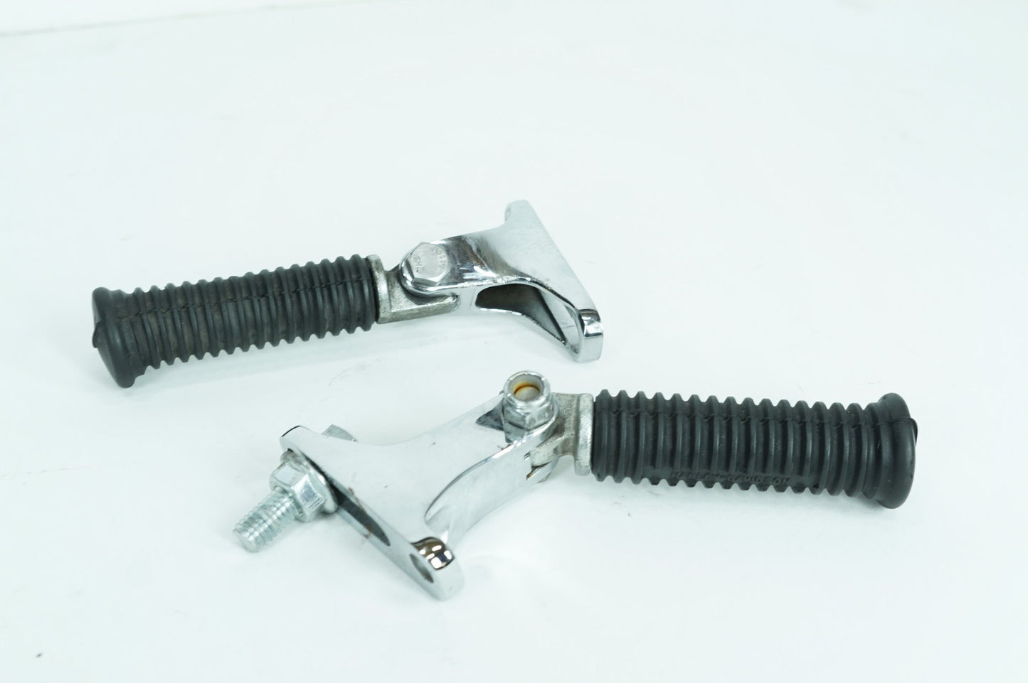 1983 - 1998 Harley-Davidson Dyna Super Glide Passenger Left & Right Foot Pegs 33189-63, 33048-72