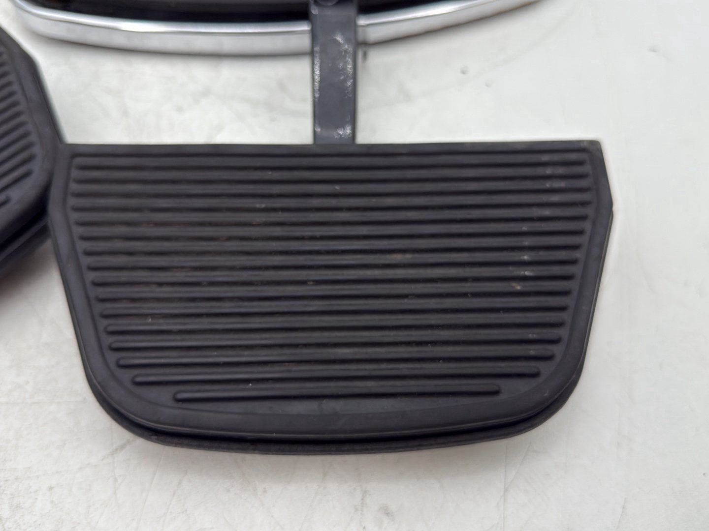 2007 Harley Touring FLHTCU Electra Glide Ultra OEM Left Right Driver & Pass Floorboard Foot Rest