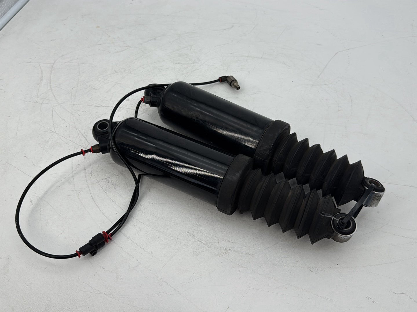 1999 - 2006 Harley-Davidson Touring Electra Glide Classic Rear Left Right Shock Absorbers 54565-97A