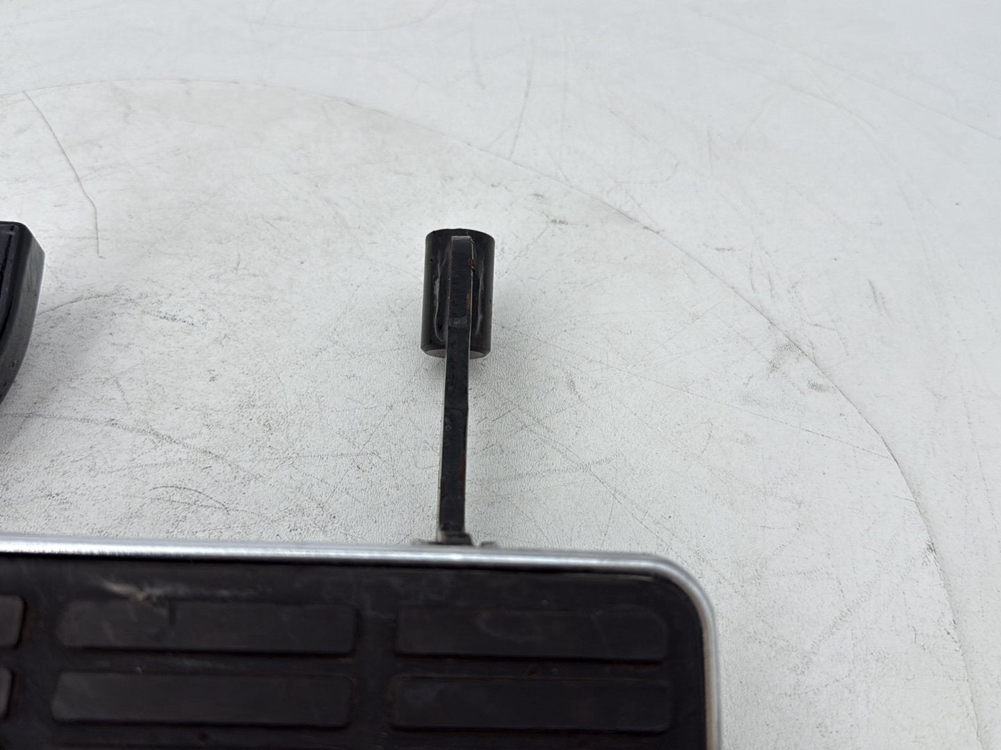 1999 - 2006 Harley-Davidson Touring Electra Glide Ultra Right Driver 1 Floorboard Foot Rest 50614-91A