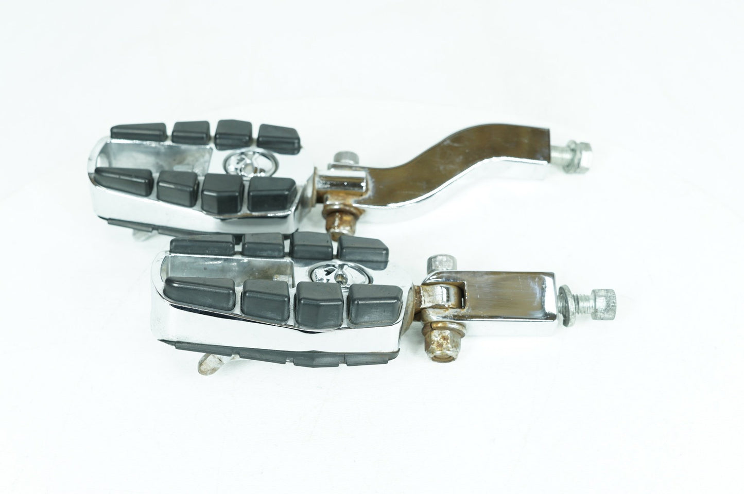 1999 - 2006 Harley-Davidson Dyna Low Rider Left & Right Step Foot Rest Pegs FP-4126-CH