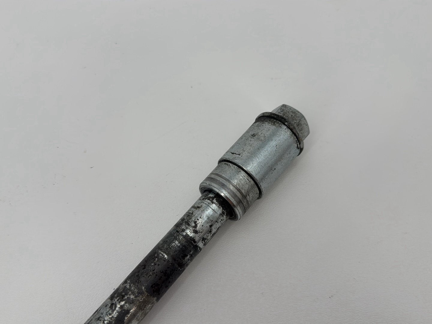1999 - 2006 Harley-Davidson Dyna Wide Glide Rear Wheel Axle Bolt Shaft 41114-90