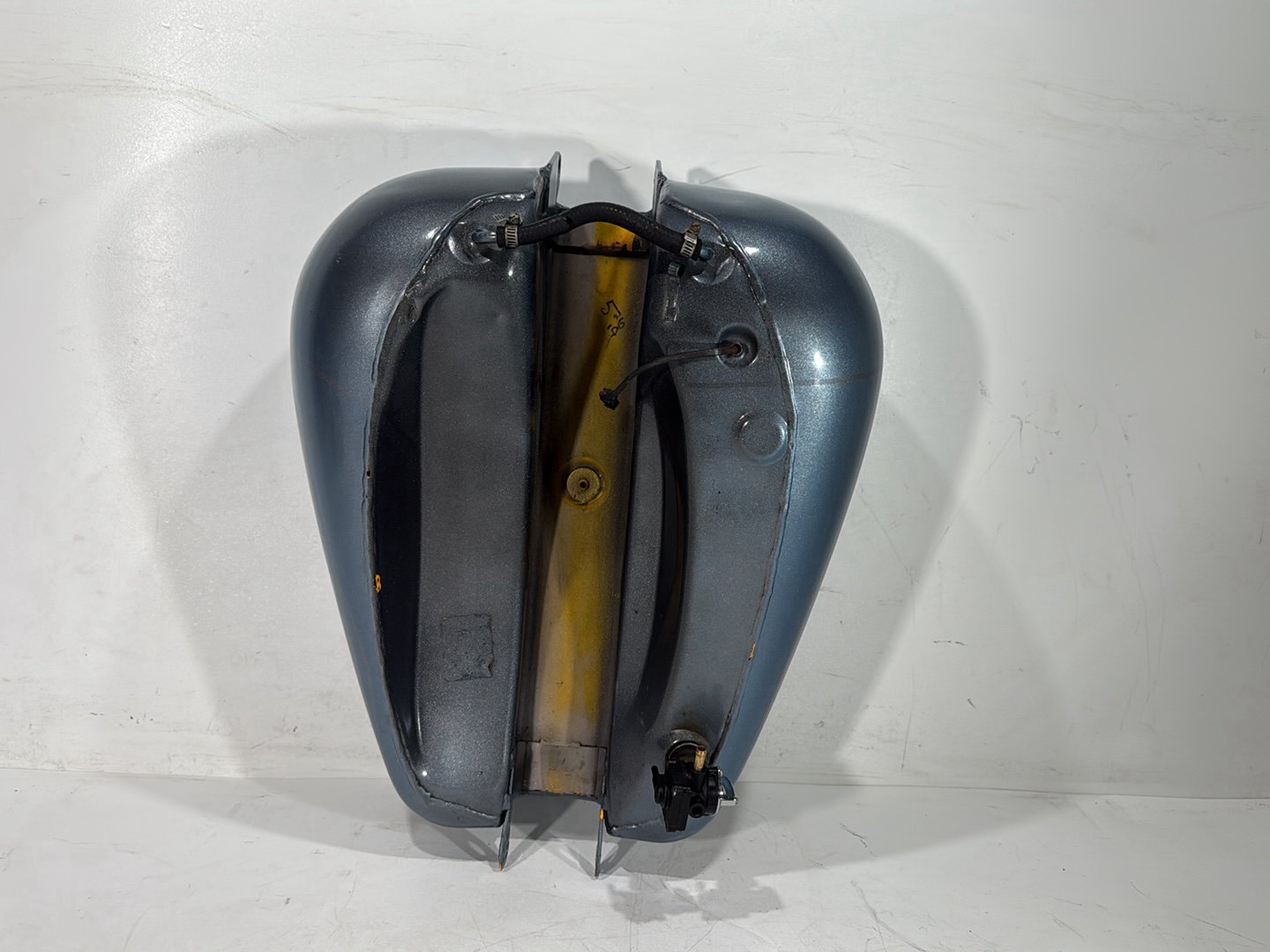 2000 Harley Dyna FXDWG Wide Glide OEM Fuel Gas Tank Gasoline Reservoir