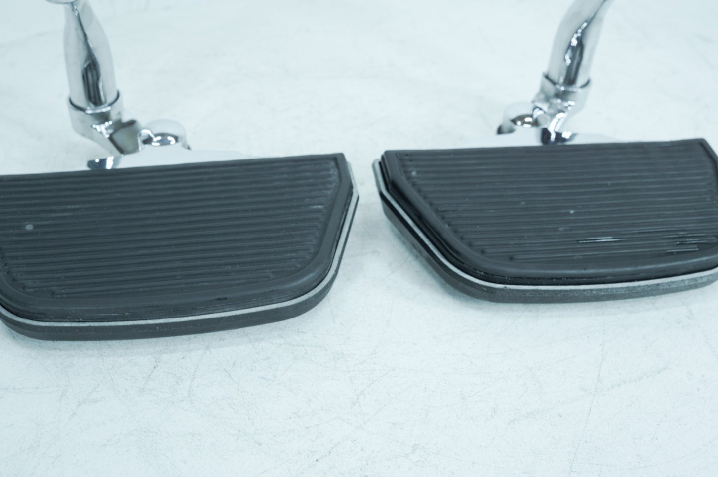 2007 - 2011 Harley-Davidson Touring Electra Ultra Left & Right Passenger Floorboard Foot Rest 50613-91A