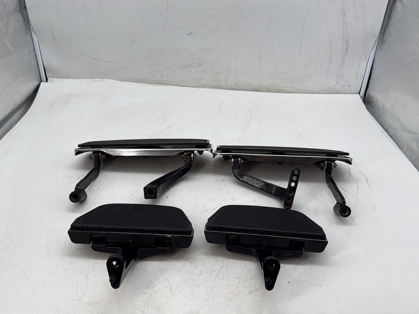 2006 Harley Touring FLHTCI Electra Glide Classic OEM Left Right Driver & Pass Floorboard Foot Rest