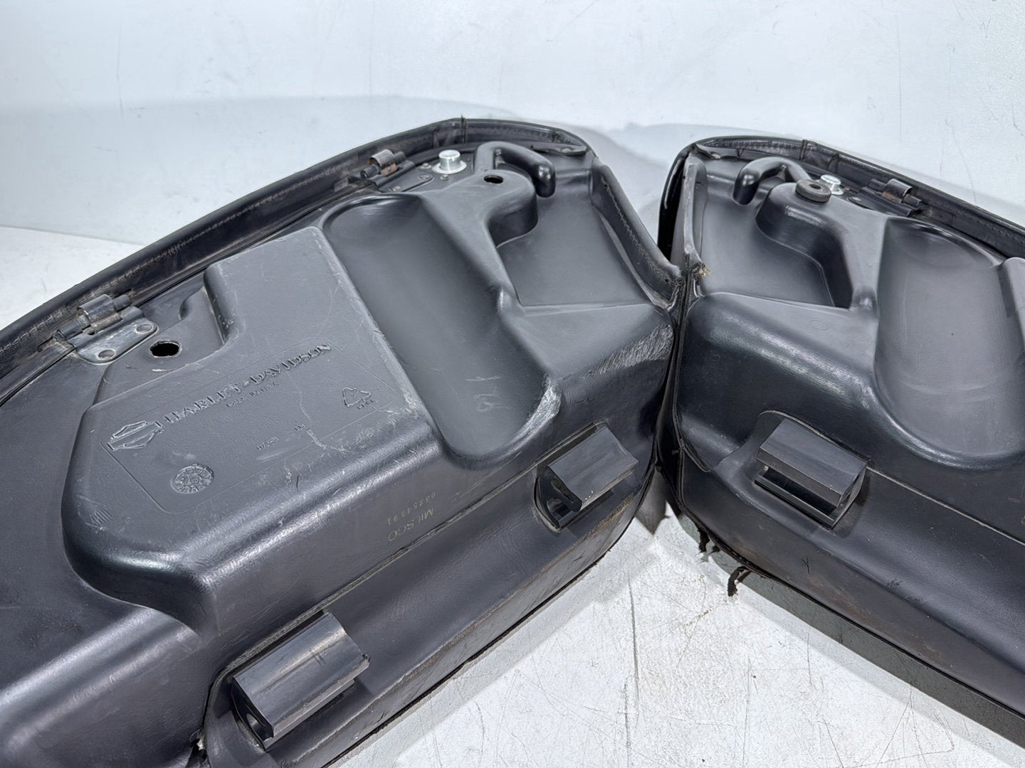 2004 Harley Road King Touring Custom FLHRSI OEM Rear Left Right Saddlebags Luggage Leather