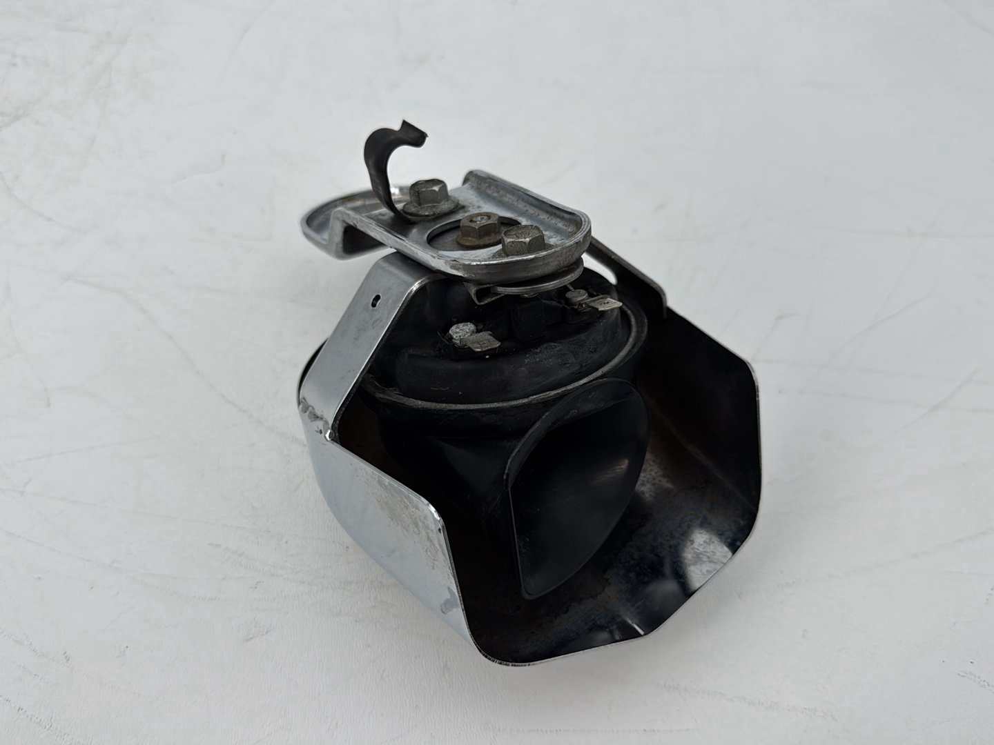 1999 - 2006 Harley-Davidson Touring Electra Glide Classic Horn Signal Klaxon Chrome Cover 69012-93A