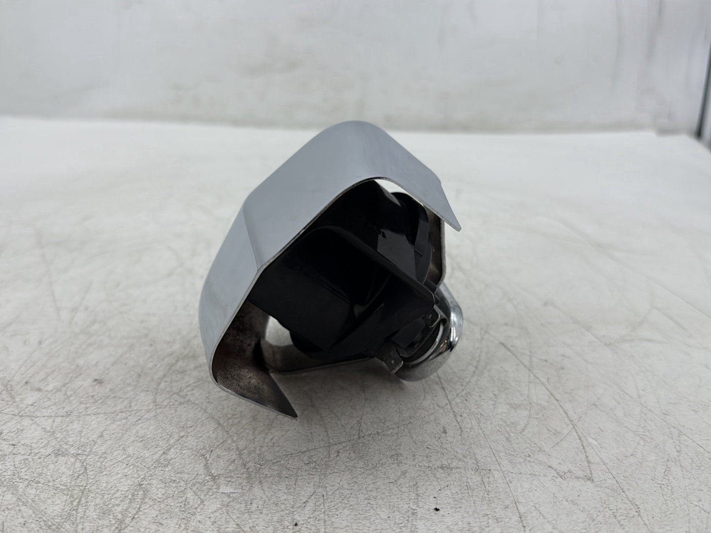 2010 Harley Dyna Fat Bob FXDF OEM Horn Signal Klaxon Chrome Cover