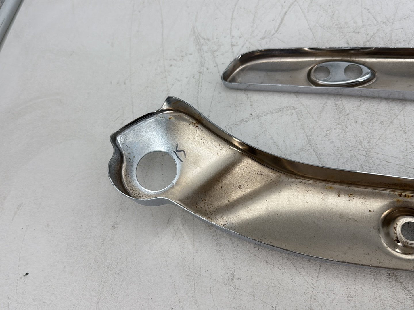 2010 Harley Dyna Fat Bob FXDF OEM Rear Left Right Fender Struts Bracket