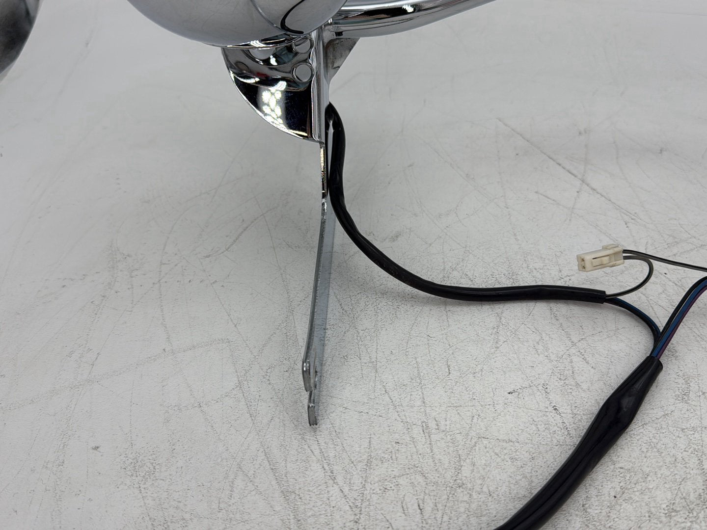 2005 Harley Electra Glide Touring Ultra FLHTCUI OEM Front Turn Signal Indicators Aux Light Bar