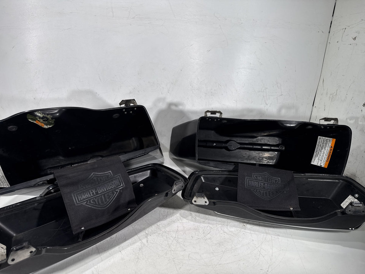 2012 Harley Electra Glide Touring Ultra OEM Left Right Saddlebags Luggage NOKey