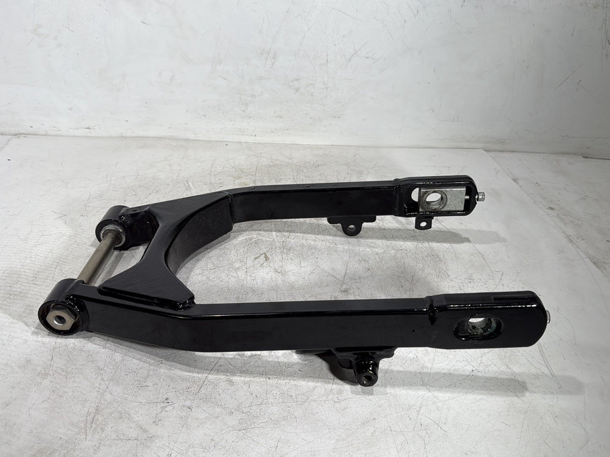 2014 Harley Dyna Low Rider FXDL OEM Rear Fork Swingarm Swing Arm 47820-10