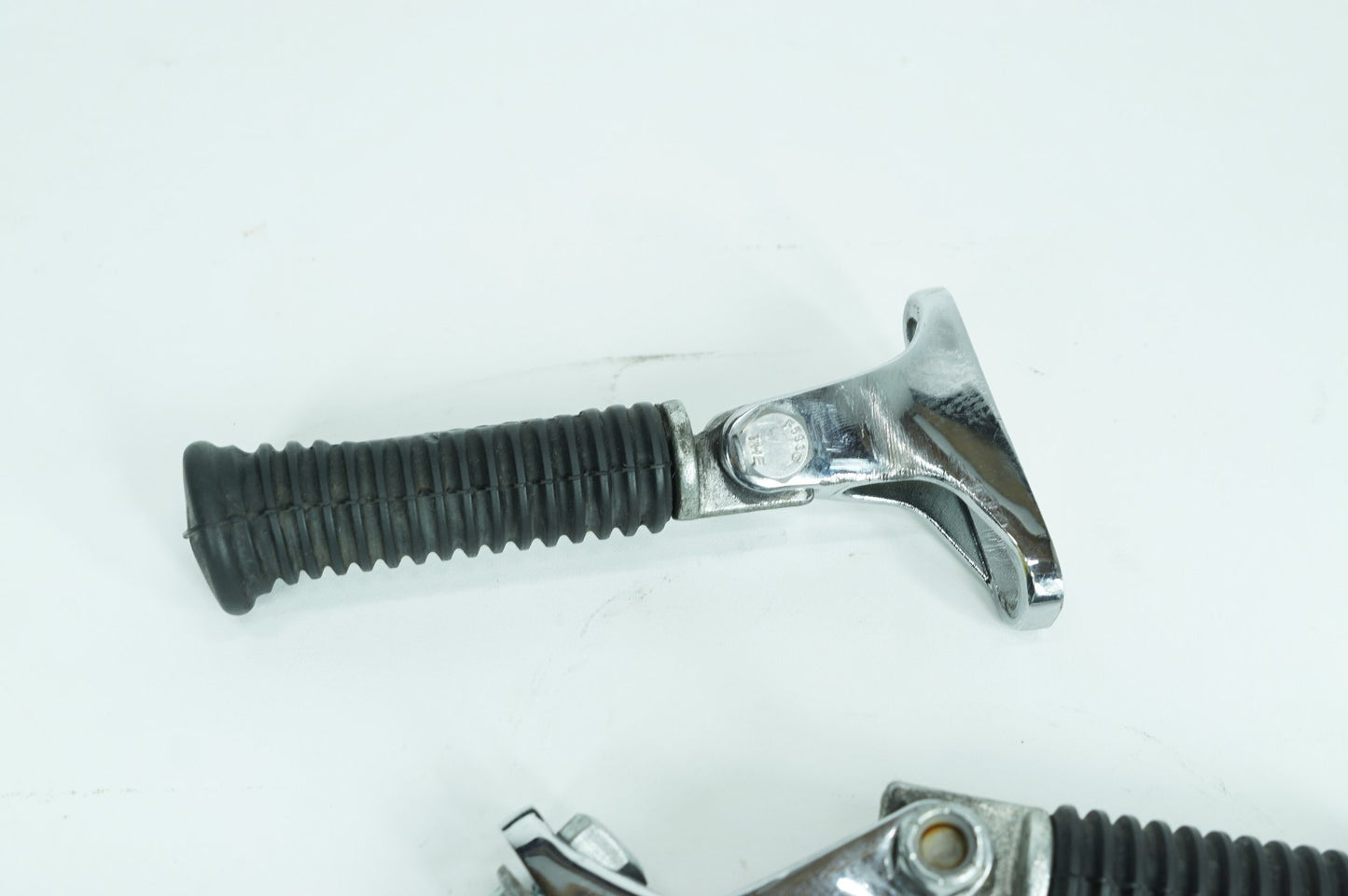 1983 - 1998 Harley-Davidson Dyna Super Glide Passenger Left & Right Foot Pegs 33189-63, 33048-72