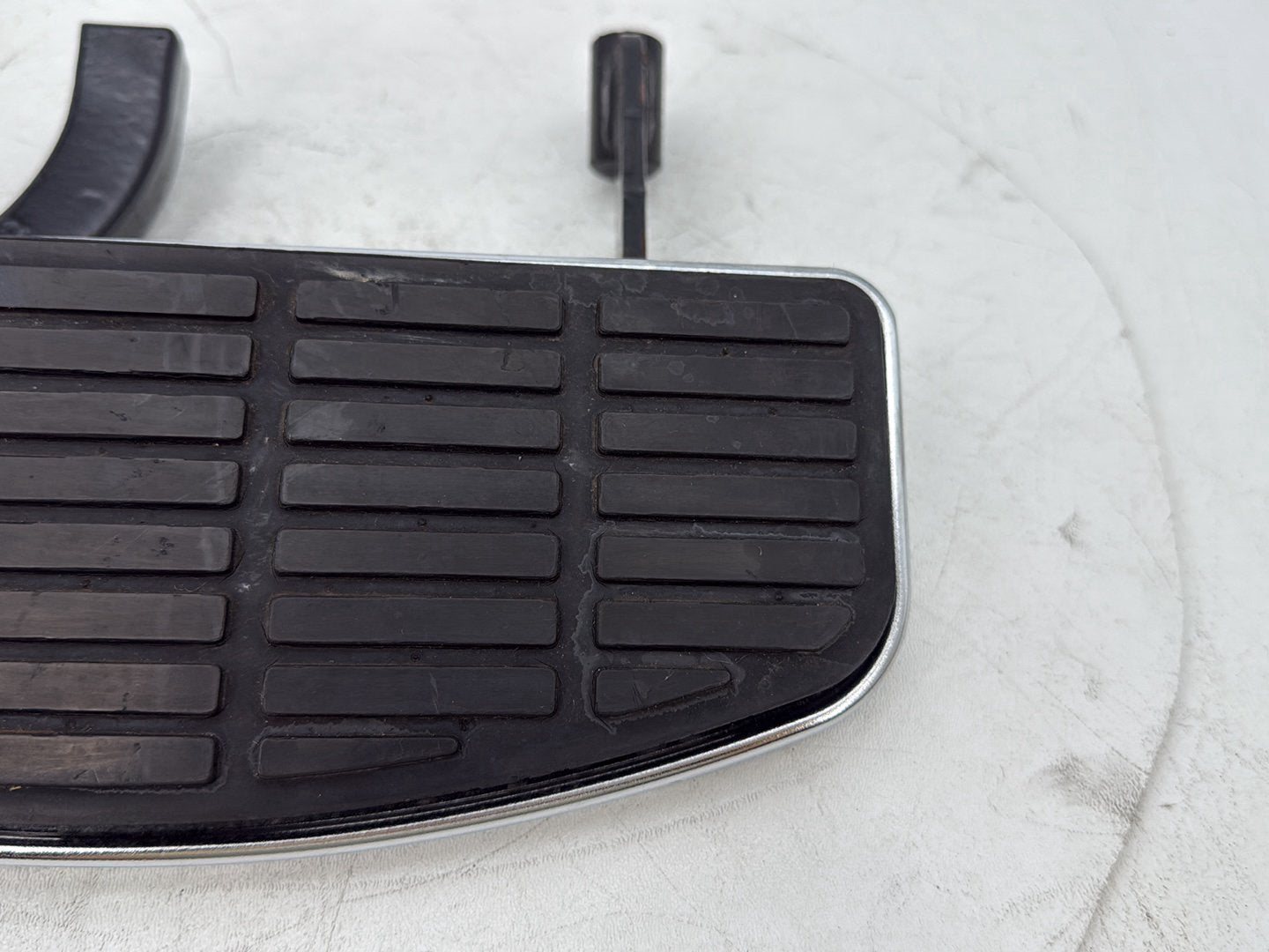 1999 - 2006 Harley-Davidson Touring Electra Glide Ultra Right Driver 1 Floorboard Foot Rest 50614-91A
