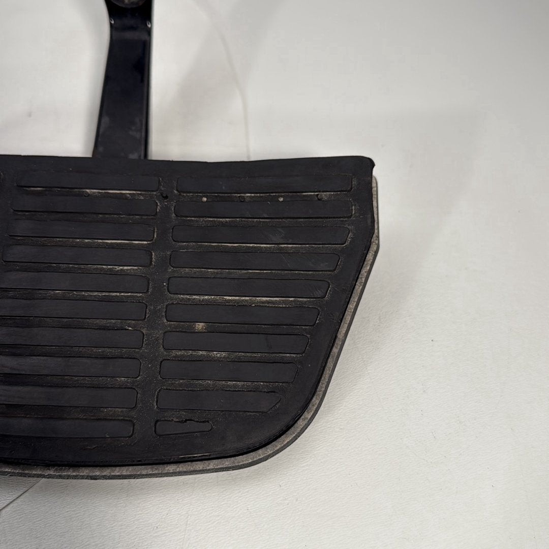 1999 - 2006 Harley-Davidson Touring Electra Glide Ultra Left & Right Passenger Floorboard Foot Rest 52719-93B