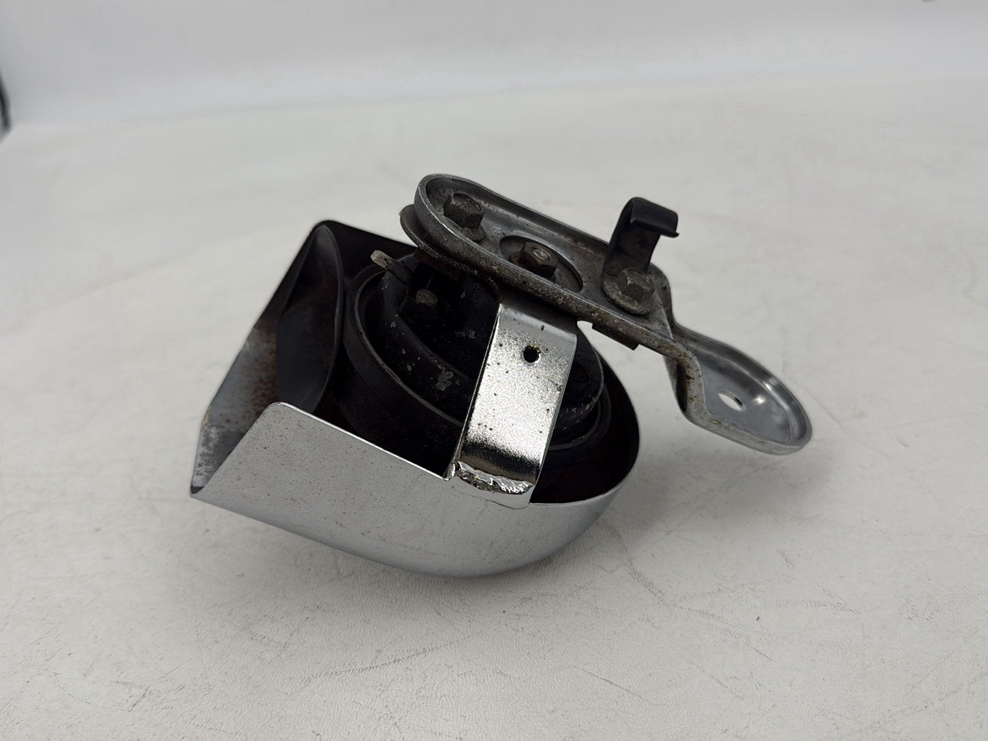 1999 - 2006 Harley-Davidson Touring Electra Glide Horn Signal Klaxon Chrome Cover 69012-93A