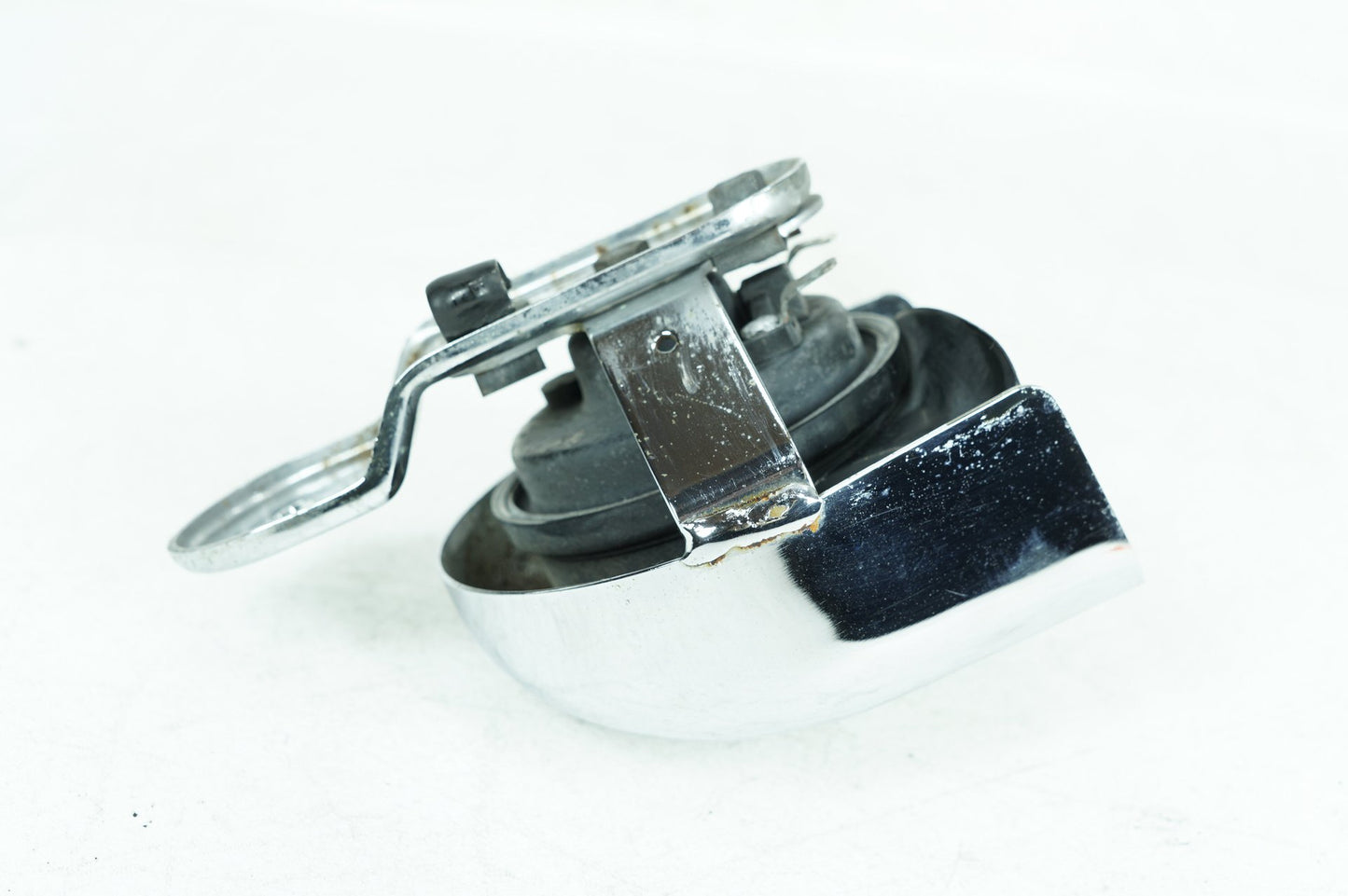 1999 - 2006 Harley-Davidson Softail Fat Boy Horn Signal Klaxon Chrome Cover  	69060-90F