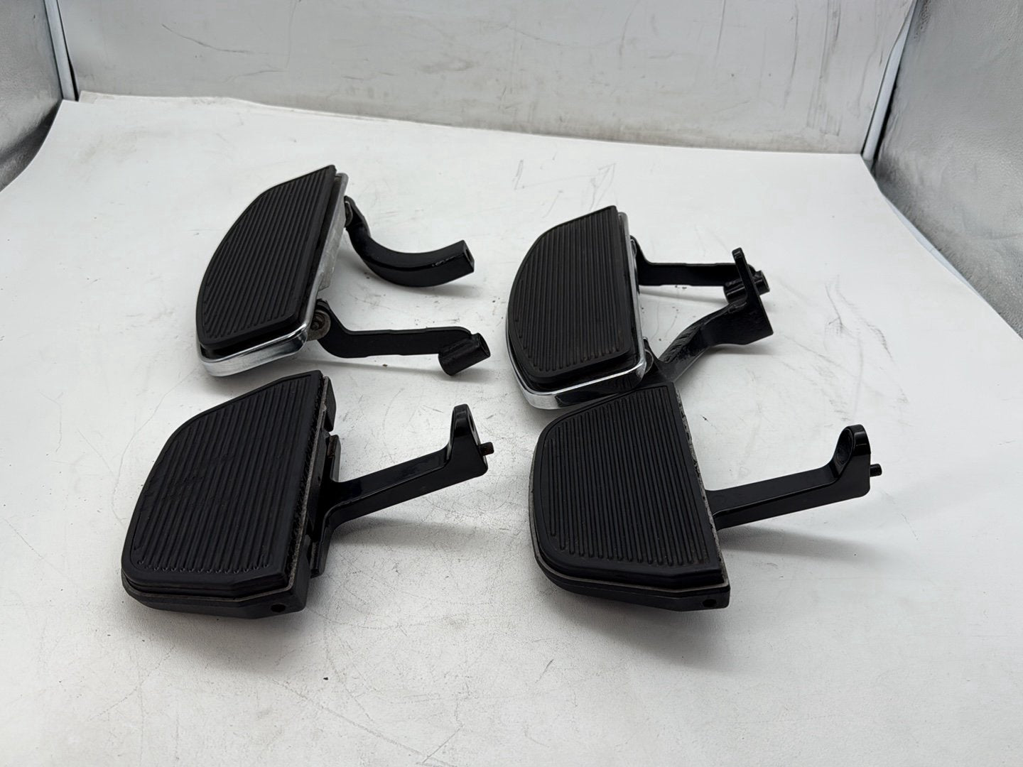 2006 Harley Touring FLHTCI Electra Glide Classic OEM Left Right Driver & Pass Floorboard Foot Rest