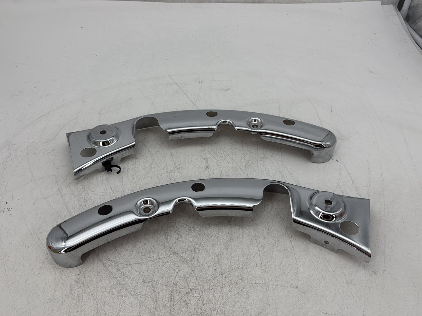 2010 Harley Street Glide Touring FLHX OEM Rear Left Right Fender Struts Bracket