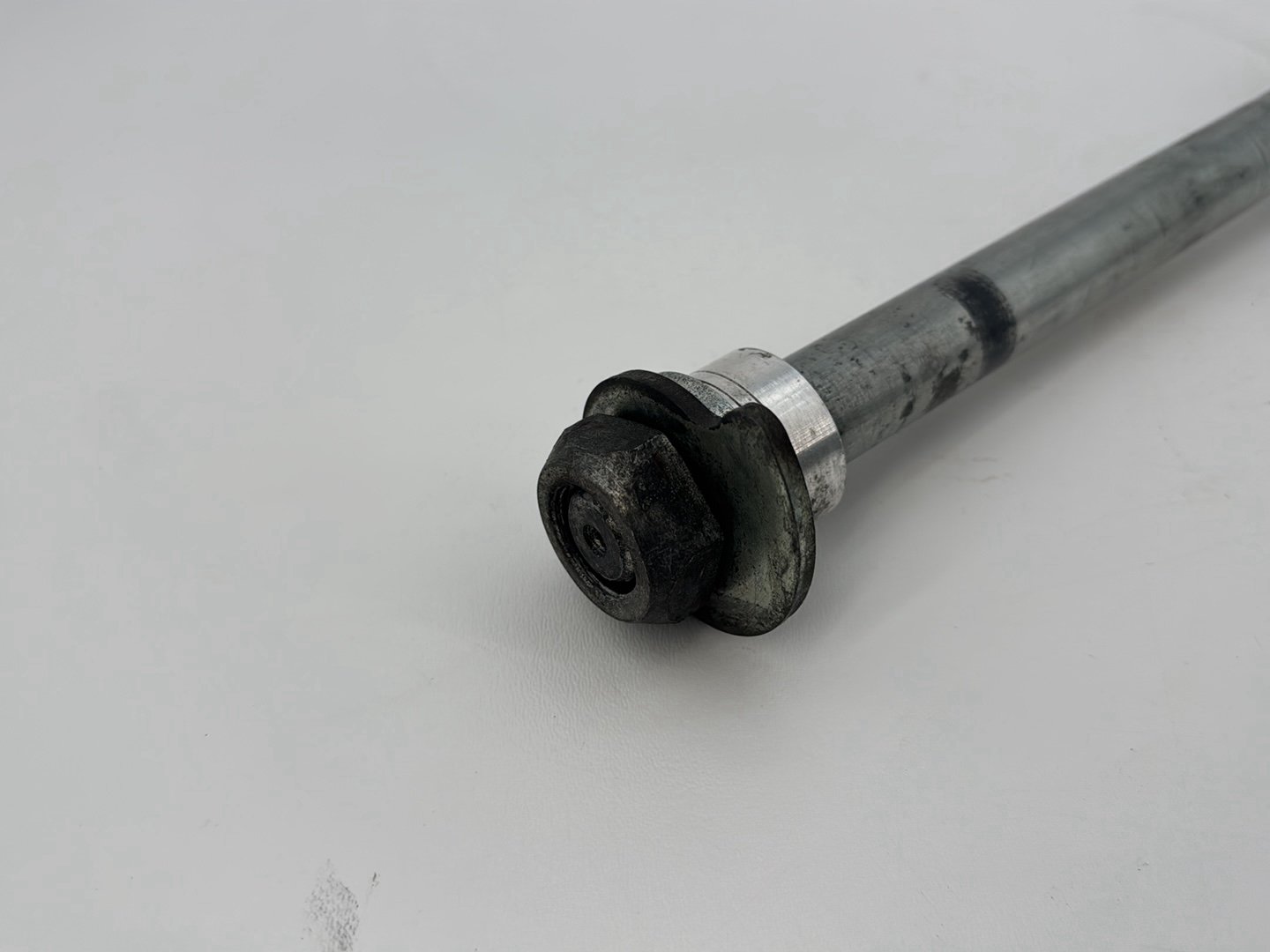 2007 - 2012 Harley-Davidson Touring Road Glide Rear Wheel Axle Bolt Shaft 	41056-09