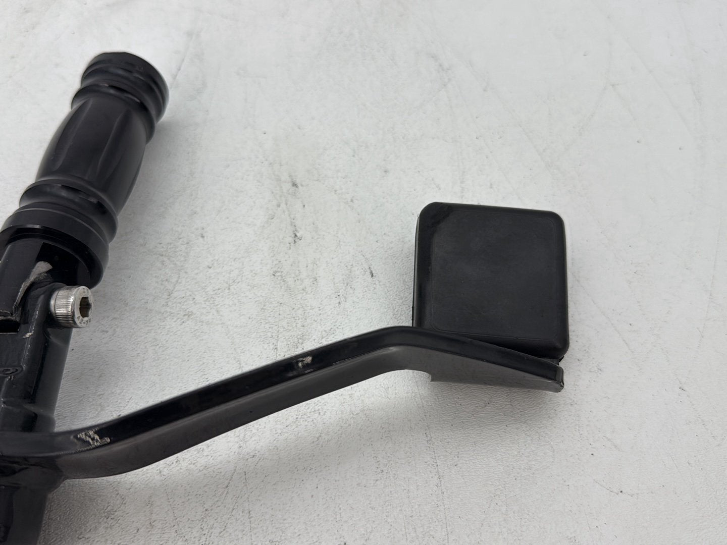 2006 Harley Dyna FXDWGI Wide Glide OEM Right Driver Foot Controls Peg Rest