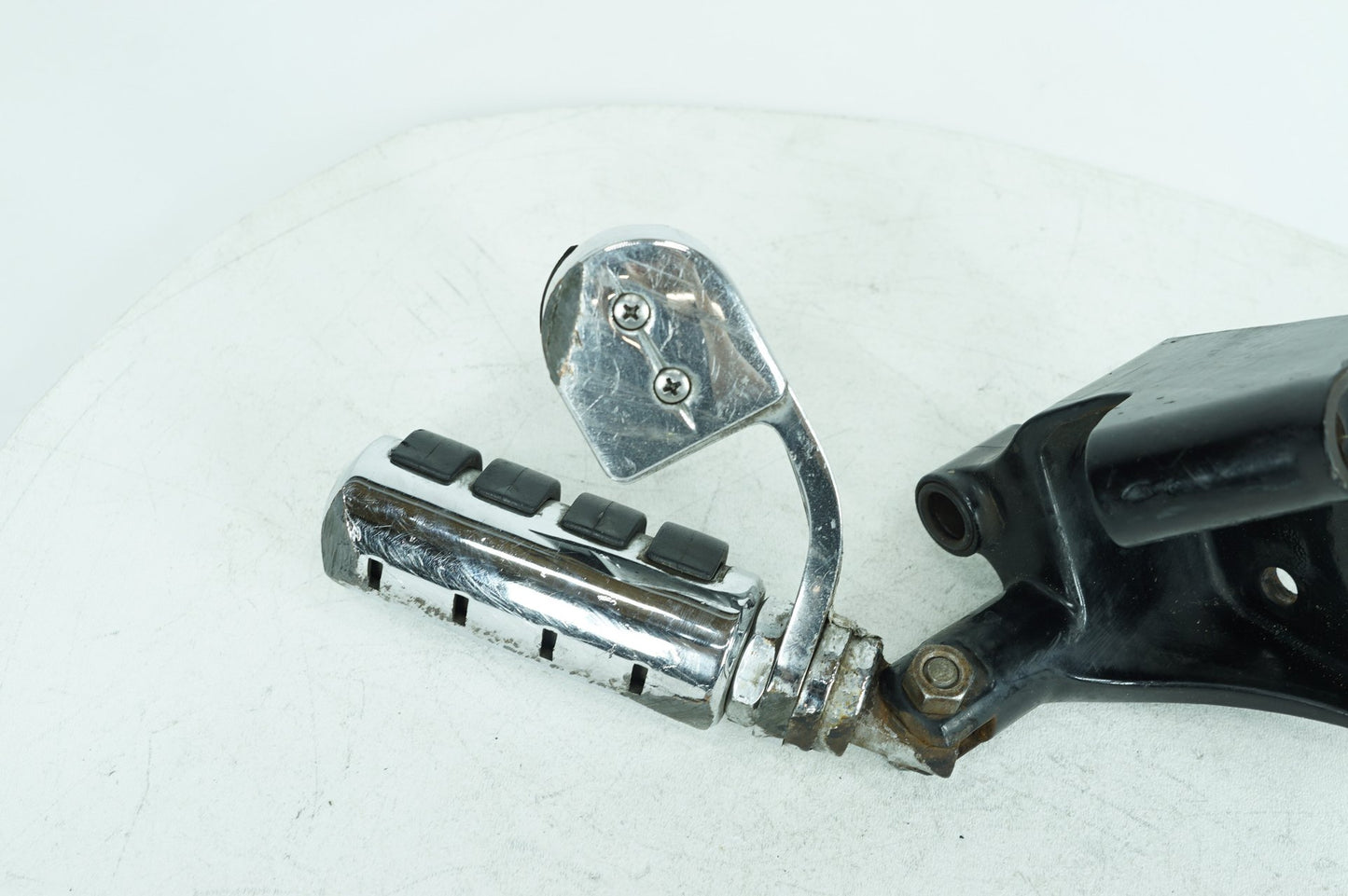 2000 - 2006 Harley-Davidson Softail Deuce Right Driver Foot Controls Peg Rest 42507-00B