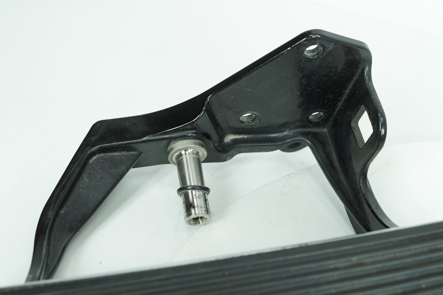 2007 - 2012 Harley-Davidson Softail Heritage Classic Left Right Driver & Pass Floorboard Foot Rest  	42431-00B