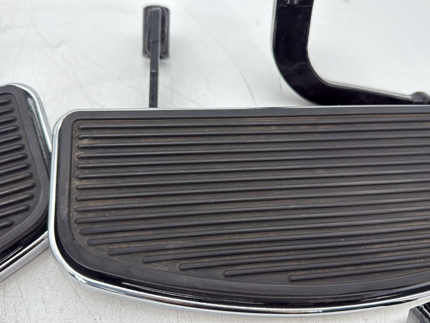 2013 Harley Electra Glide Touring Ultra FLHTCUI OEM Left Right Driver & Pass Floorboard Foot Rest