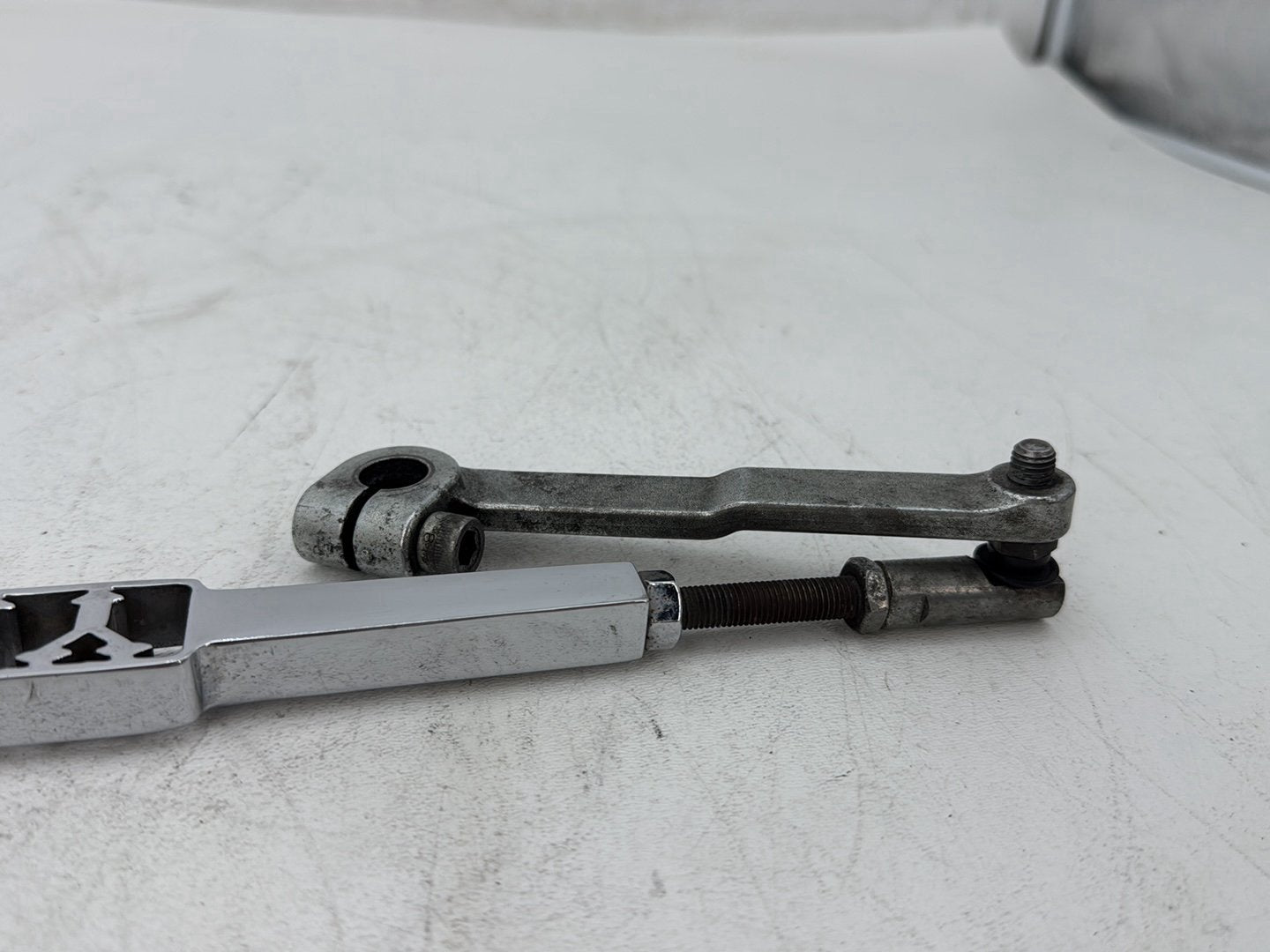 2006 Harley Dyna FXDWGI Wide Glide OEM Gear Shifter Lever Arm w/ Rod linkage