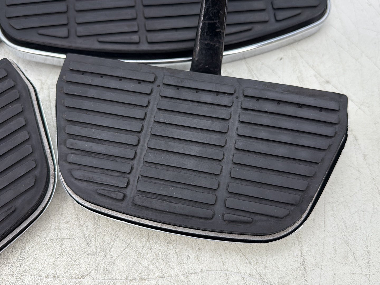1998 Harley Touring FLHTCUI Electra Glide Ultra OEM Left Right Driver & Pass Floorboard Foot Rest