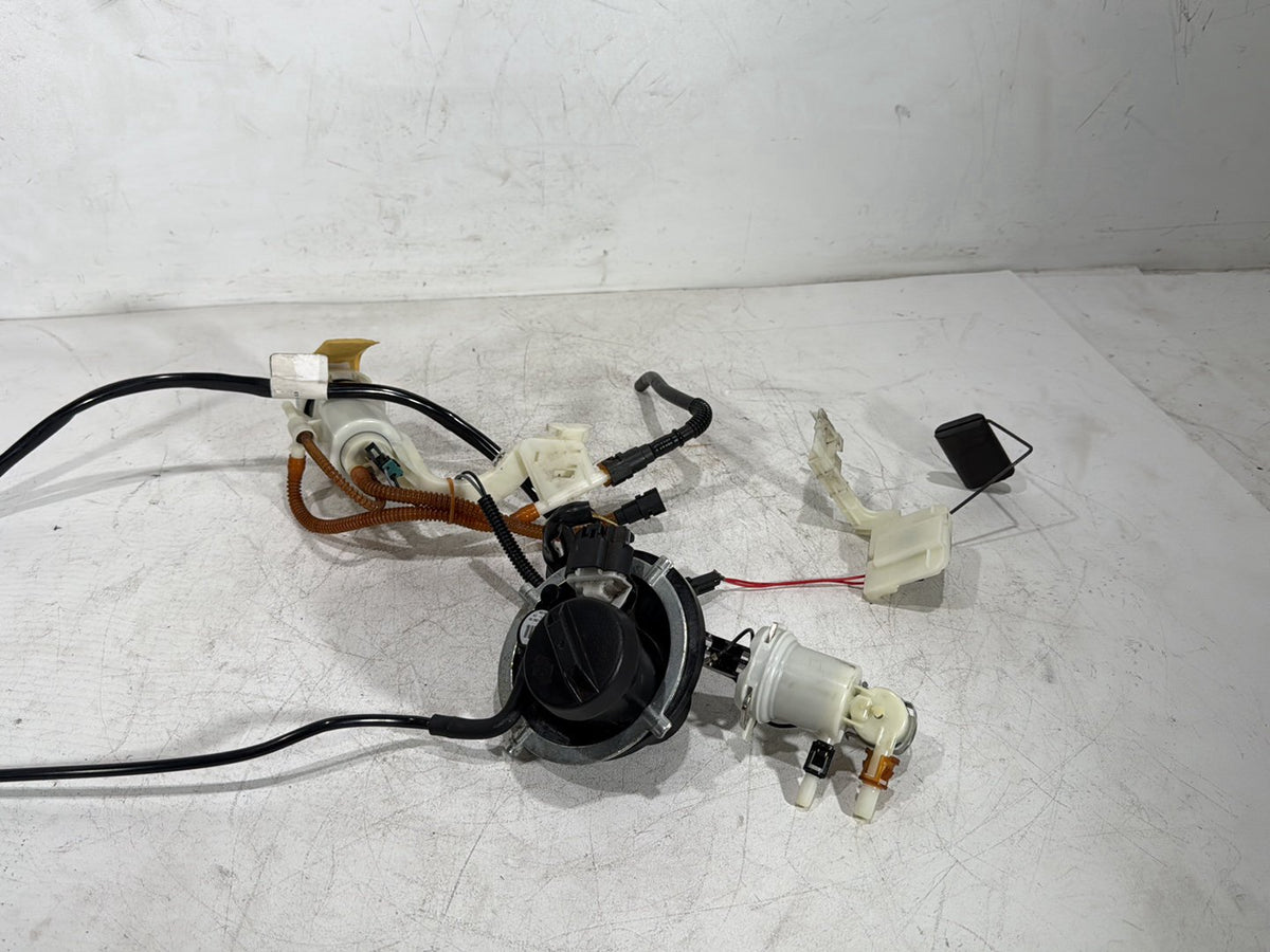 2011 Harley Road Glide Touring FLTRX OEM Fuel Pump Gas Gasoline Petrol Sending