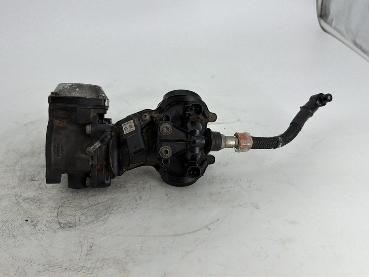 2019 Harley Touring FLHT Electra Glide OEM Engine Intake Manifold Throttle Body