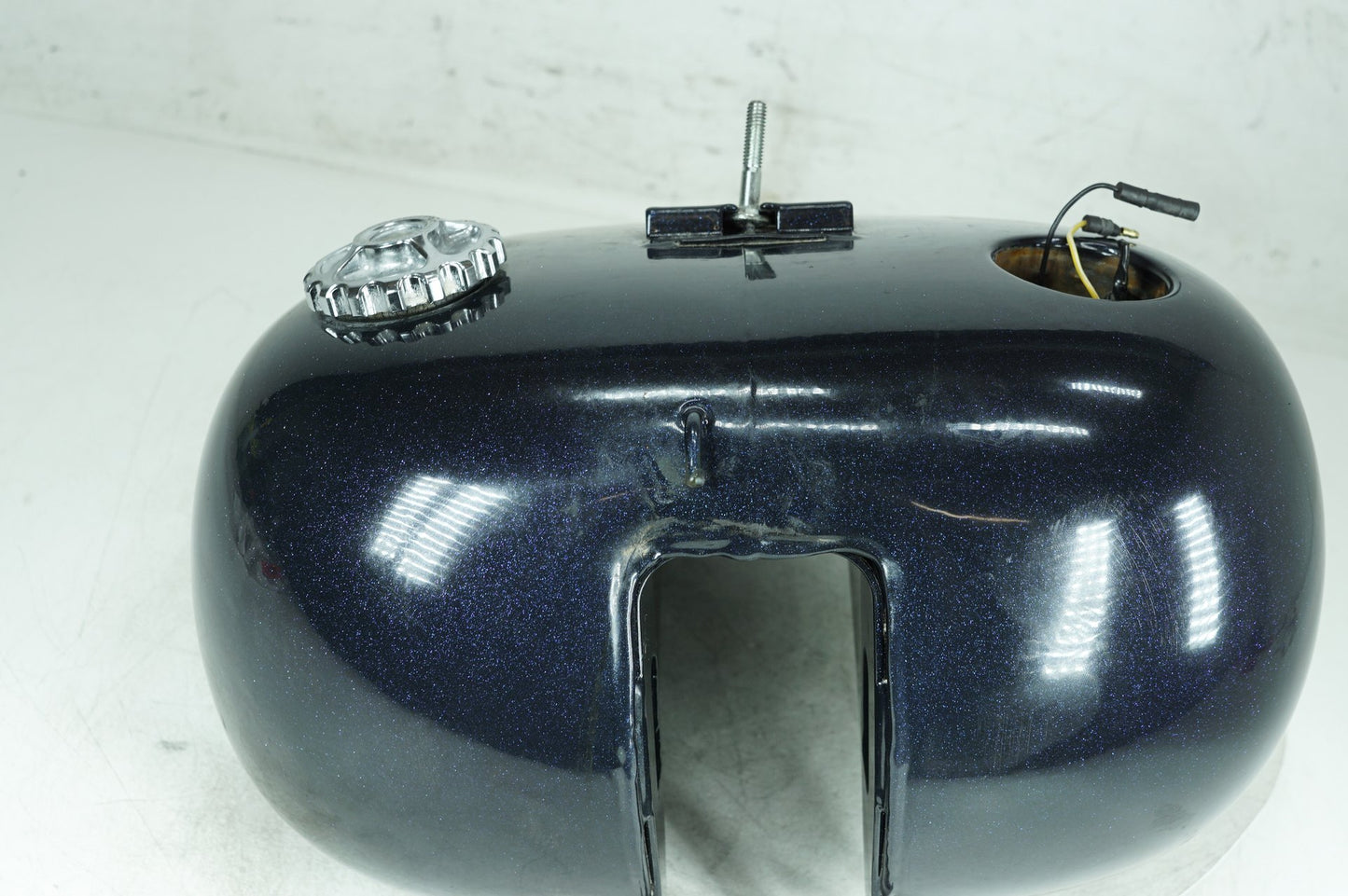 1999 - 2006 Harley-Davidson Softail Fat Boy Fuel Gas Tank Gasoline Reservoir  	62180-00D