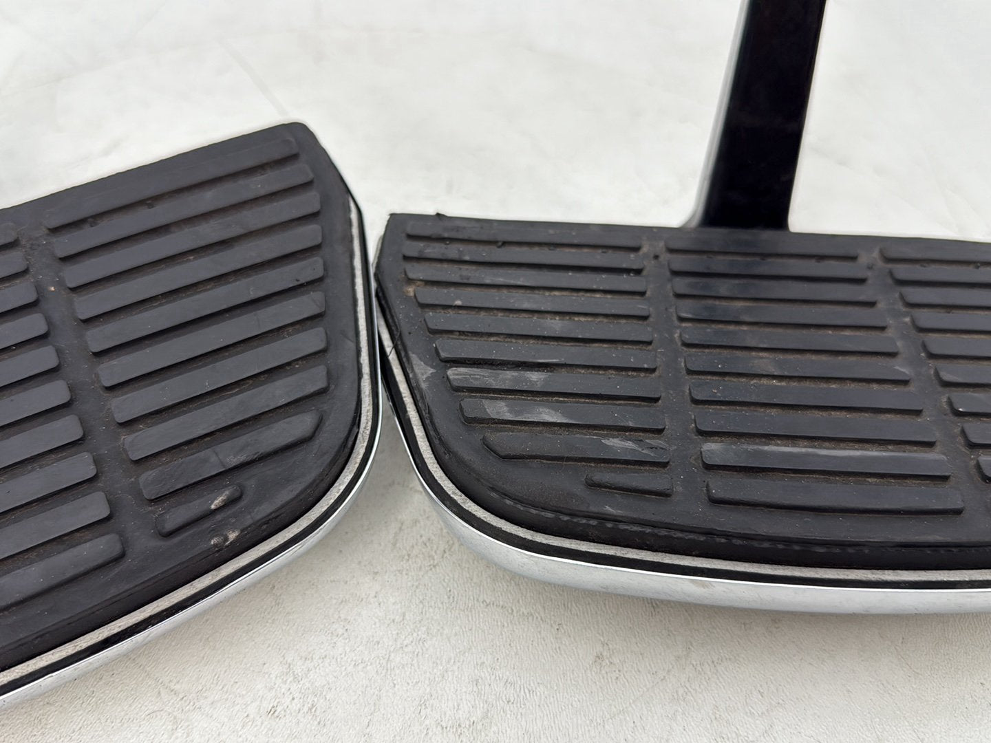 1999 - 2006 Harley-Davidson Touring Electra Glide Ultra Left & Right Passenger Floorboard Foot Rest 50606-86A