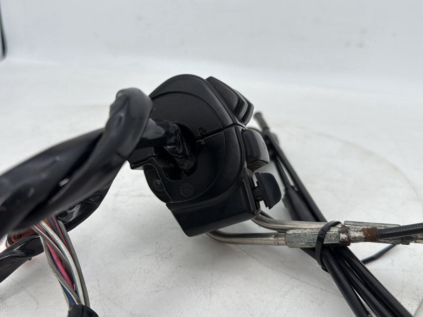 1999 - 2006 Harley-Davidson Touring Electra Glide Ultra Right Engine Start Kill Switches Controls 71684-06A