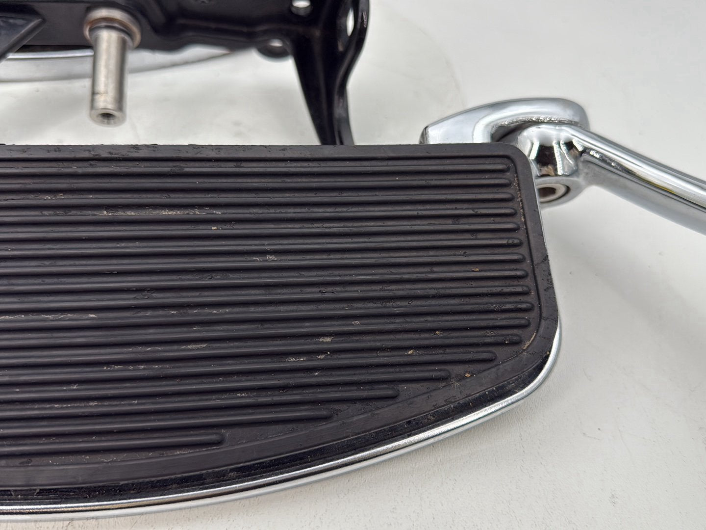 1999 - 2006 Harley-Davidson Softail Heritage Left Right Driver Floorboard Foot Rest 42431-00A