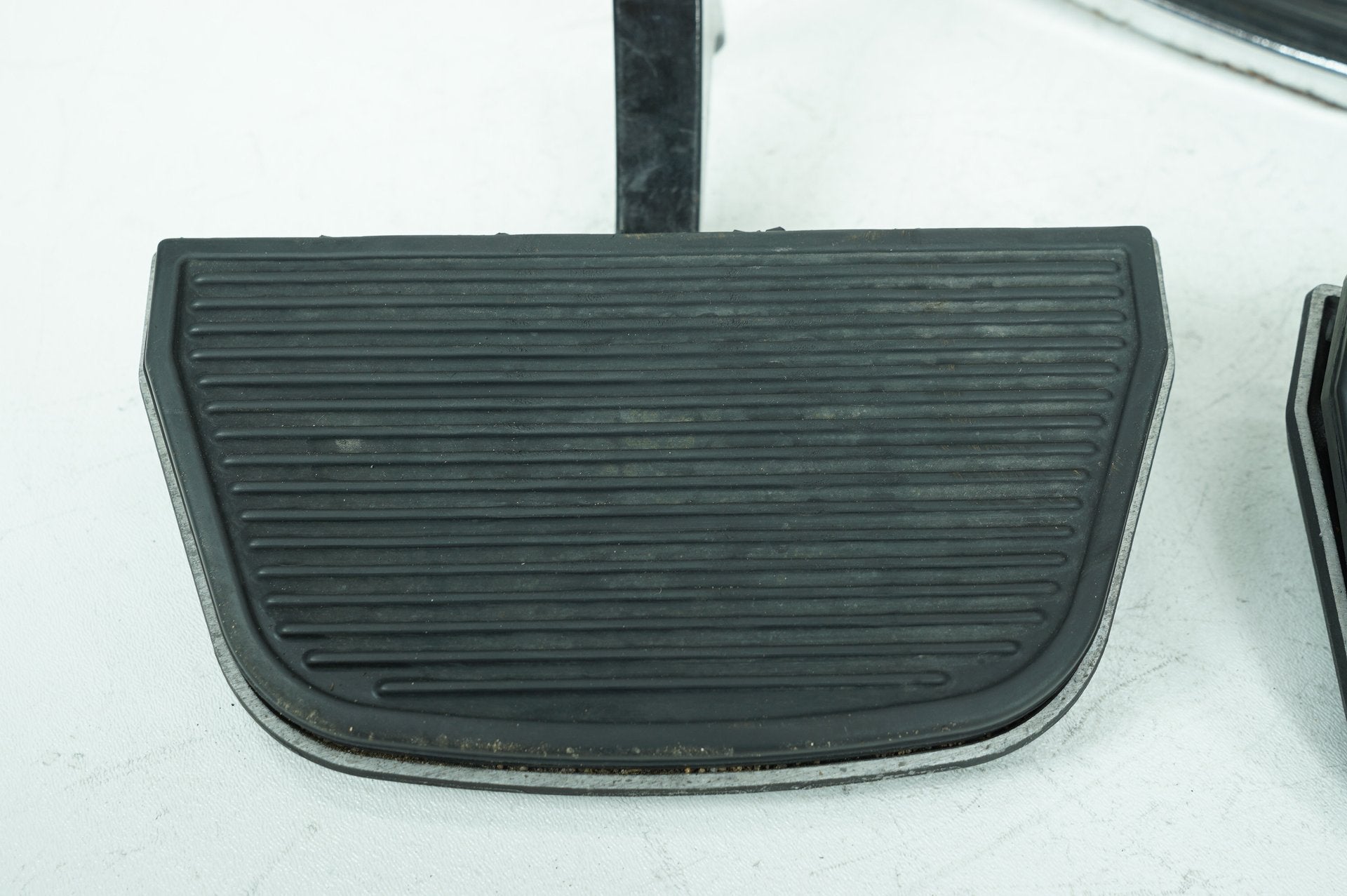 2007 - 2013 Harley-Davidson Touring Electra Glide Ultra Left Right Driver & Pass Floorboard Foot Rest 50614-06