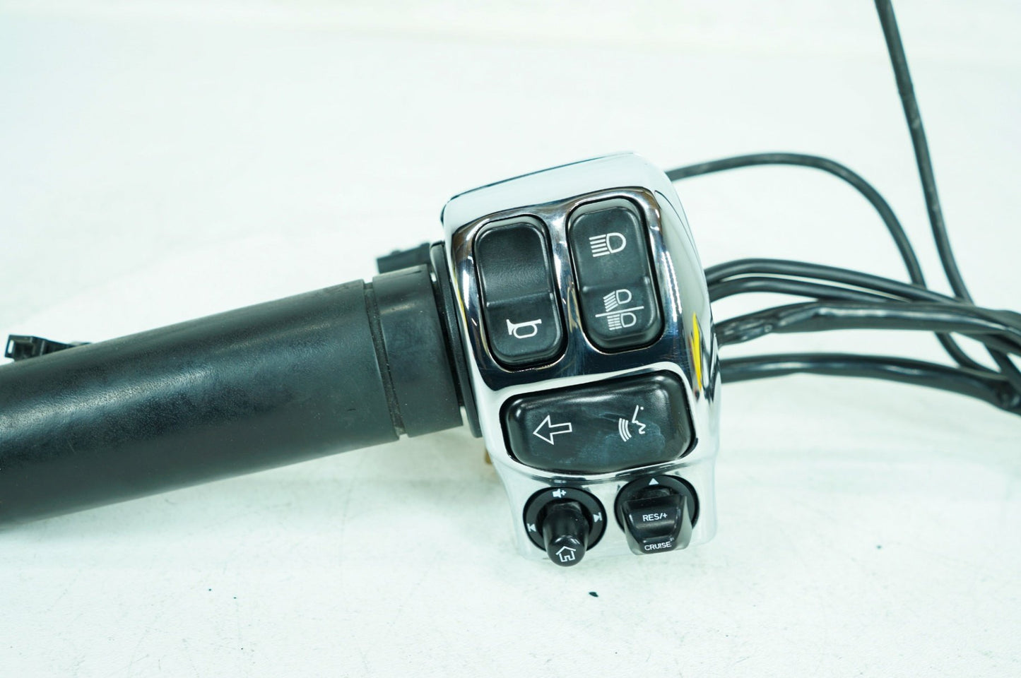2017 - 2025 Harley-Davidson Touring Electra Glide Ultra Left Turn Signal Headlight Switches Controls 71500128A