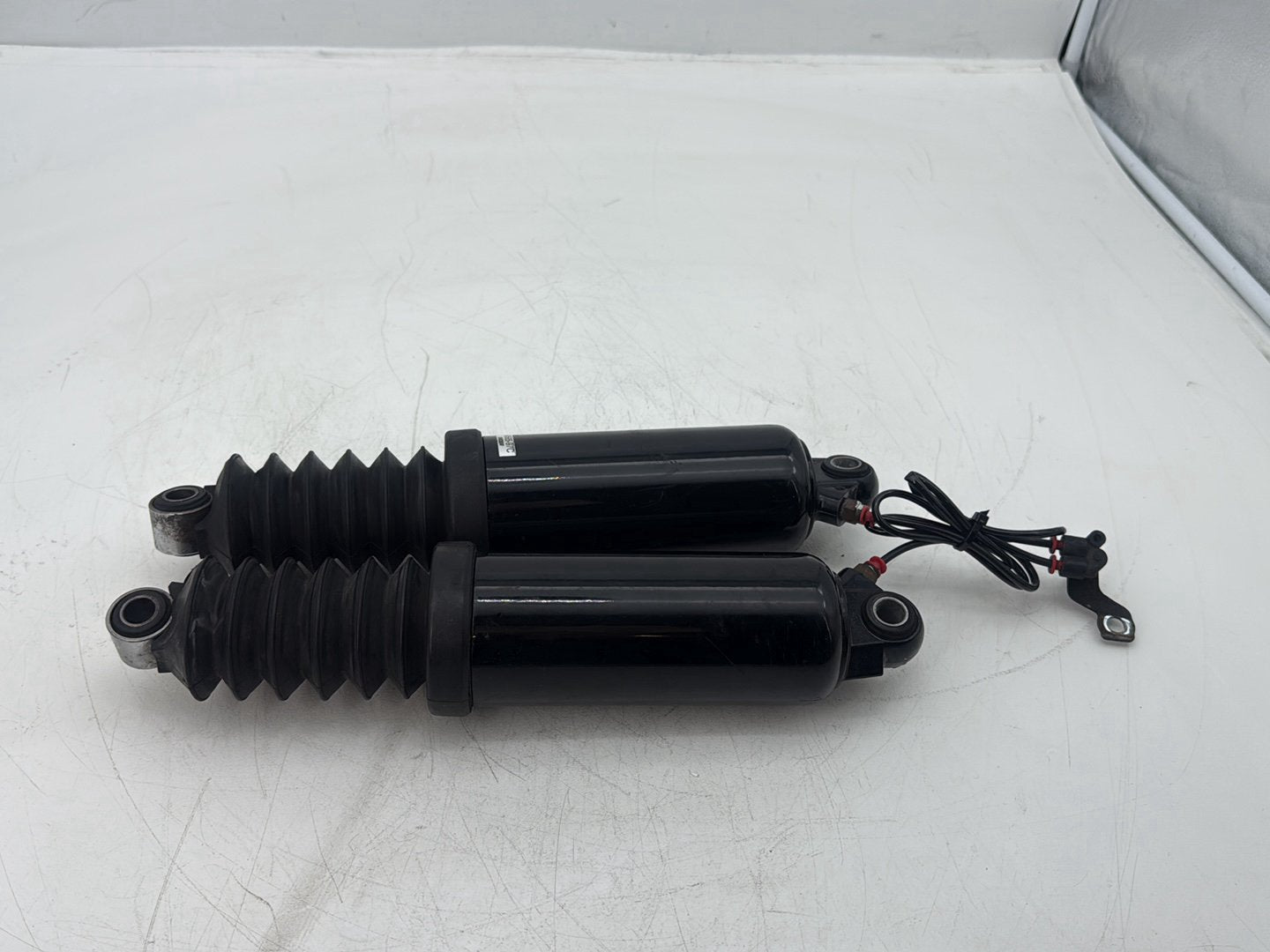 2007 Harley Touring FLHTCU Electra Glide Ultra OEM Rear Left Right Shock Absorbers