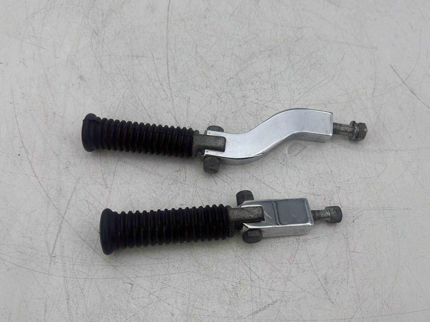 2005 Harley Dyna FXDWG Wide Glide OEM Passenger Left & Right Foot Pegs