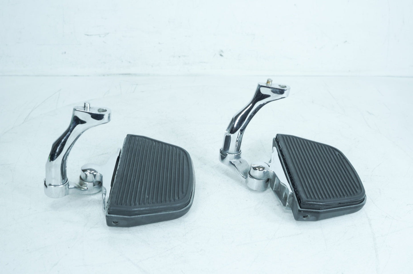 2007 - 2011 Harley-Davidson Touring Electra Ultra Left & Right Passenger Floorboard Foot Rest 50613-91A