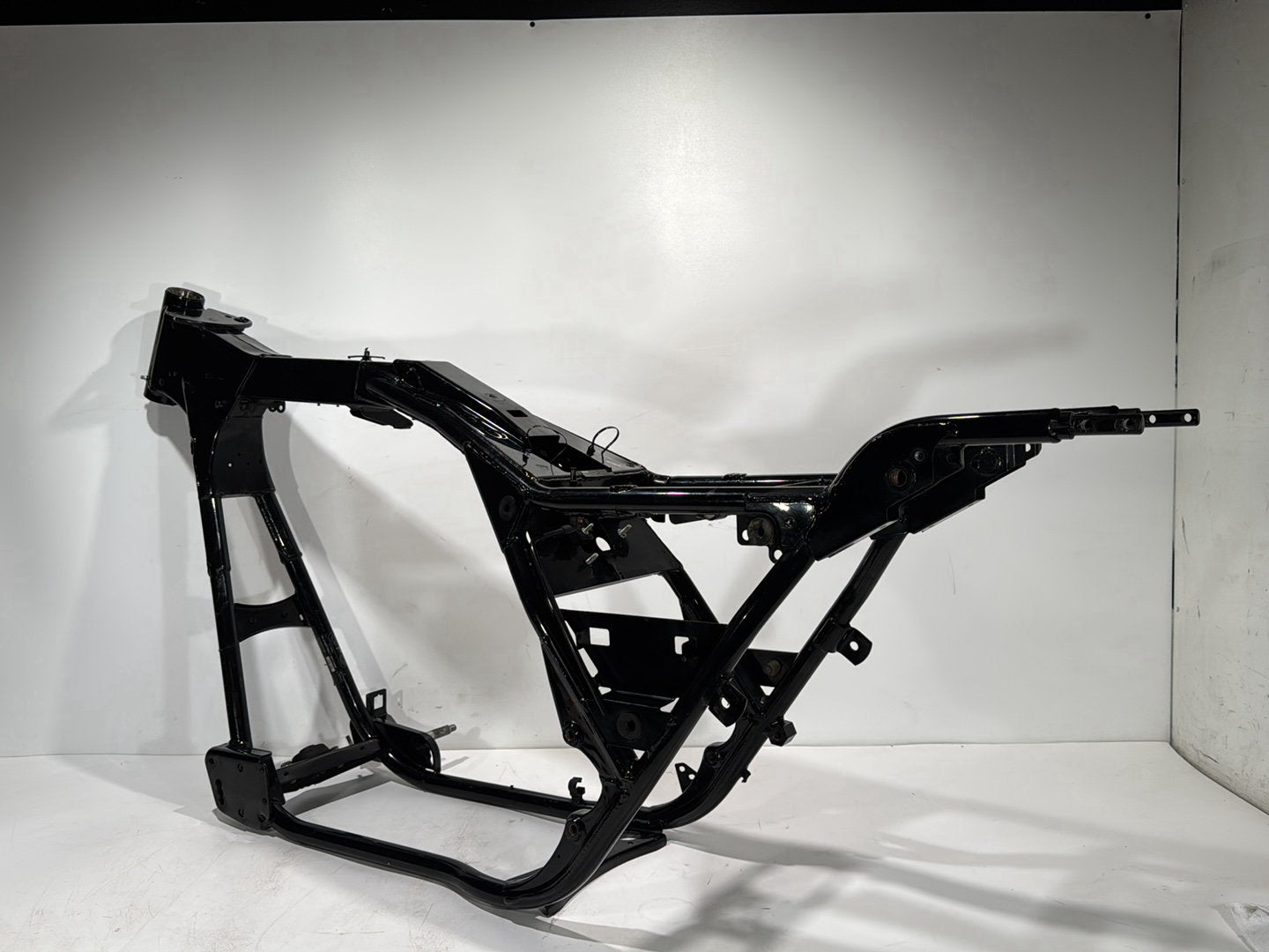 1999 - 2006 Harley-Davidson Touring Road King Body Main Frame Chassis CLN CLR  	47900-01