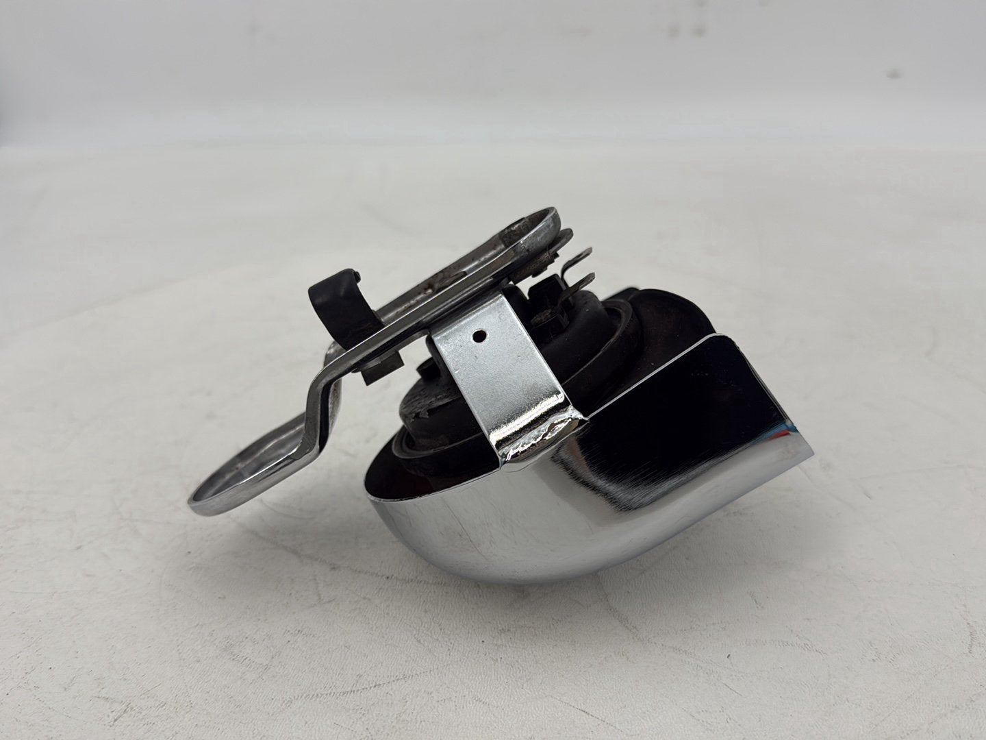 1999 - 2006 Harley-Davidson Touring Electra Glide Horn Signal Klaxon Chrome Cover 69012-93A