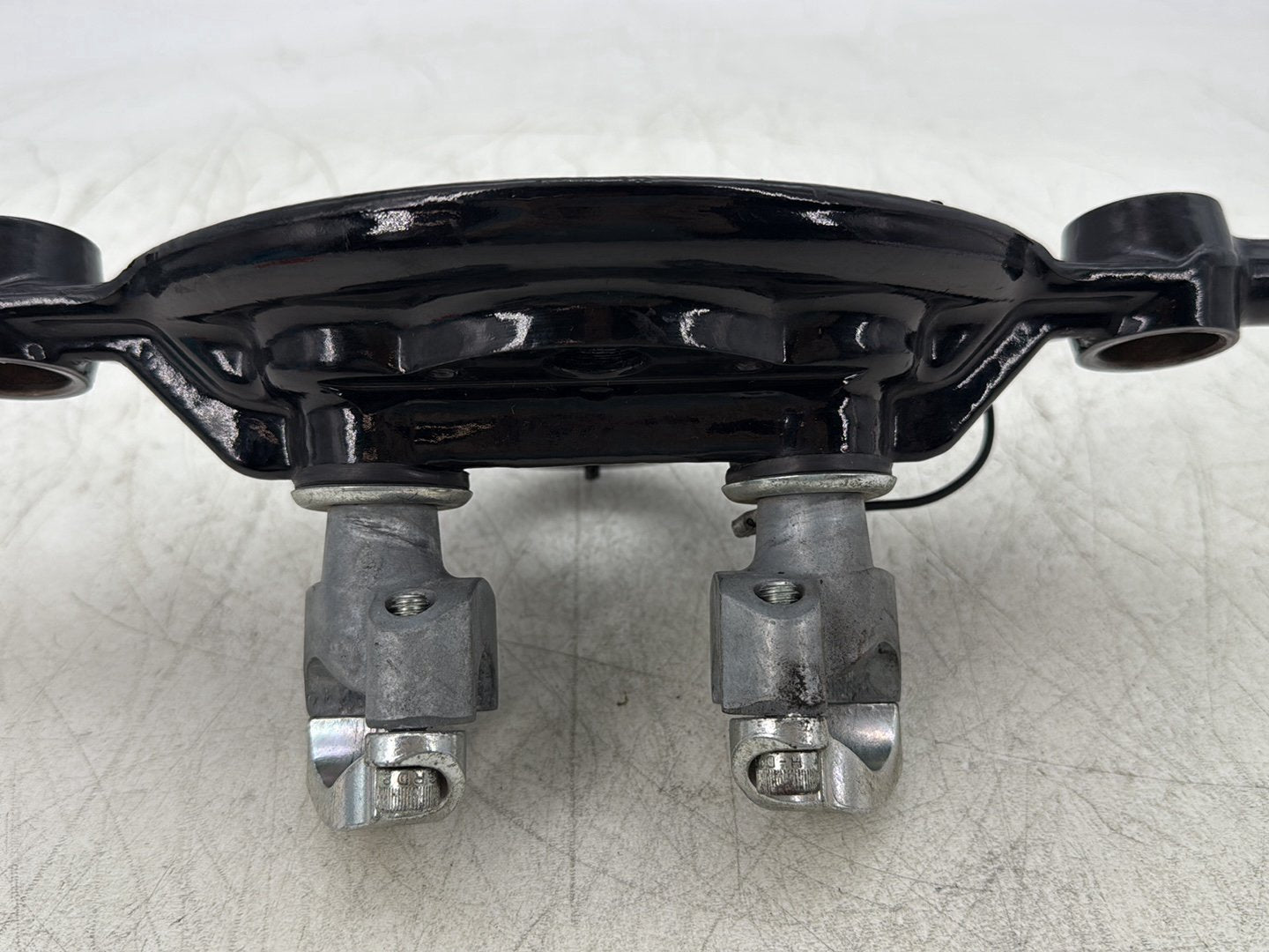 2004 Harley Road King Touring Custom FLHRSI OEM Front Fork Upper Triple Tree Bracket