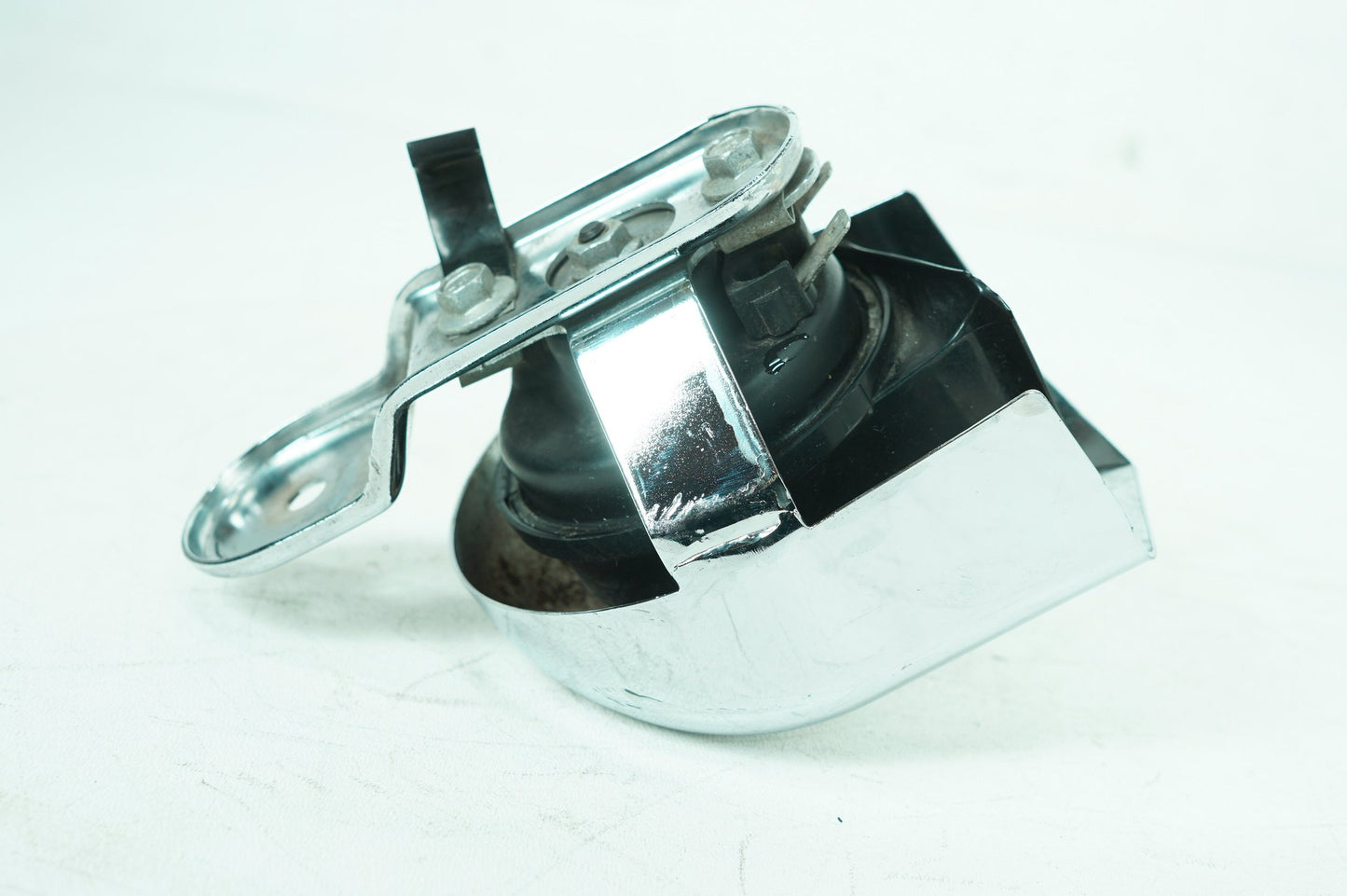2007 - 2014 Harley-Davidson Dyna Super Glide Custom Horn Signal Klaxon Chrome Cover 69012-93A
