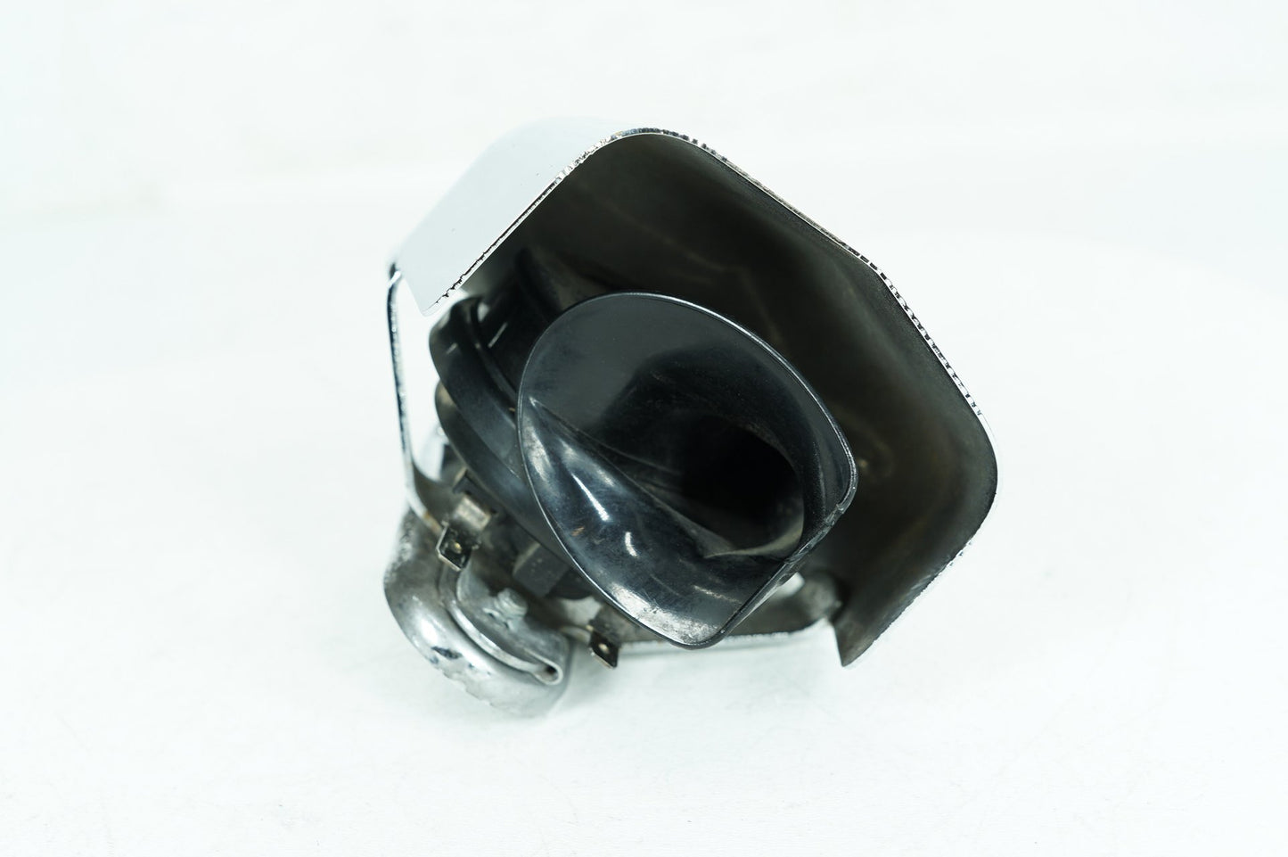 1999 - 2006 Harley-Davidson Dyna Low Rider Horn Signal Klaxon Chrome Cover  	69012-93A