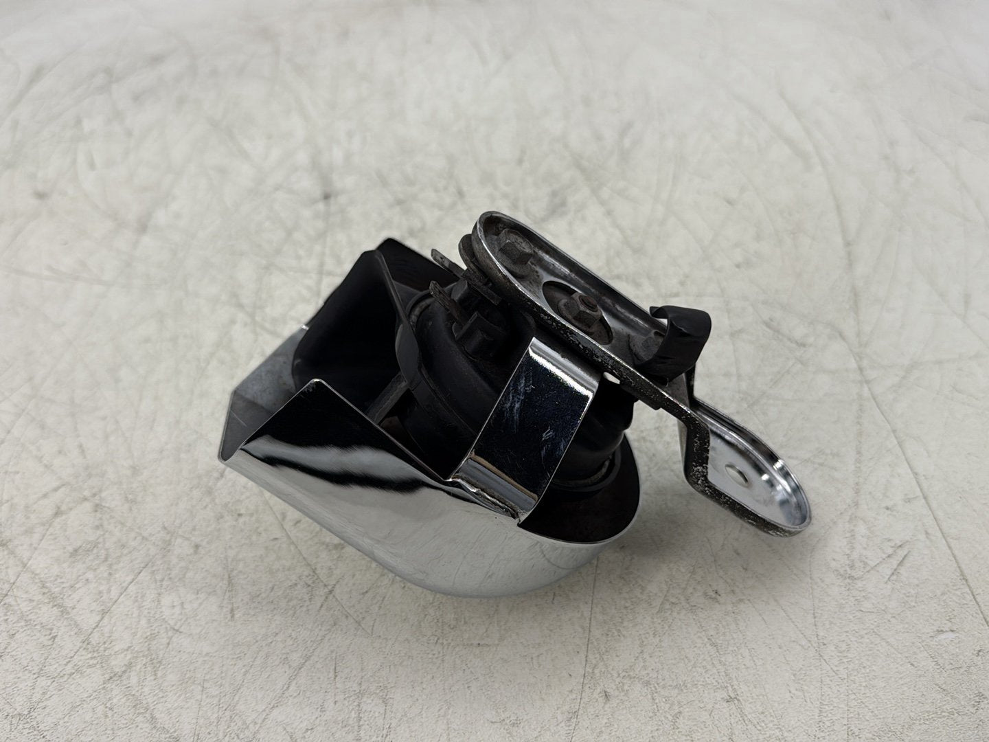 2012 Harley Dyna Super Glide Custom FXDCI OEM Horn Signal Klaxon Chrome Cover