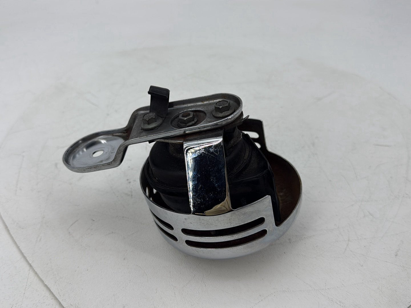 2007 - 2012 Harley-Davidson Dyna Super Glide Horn Signal Klaxon Chrome Cover  	69012-93A