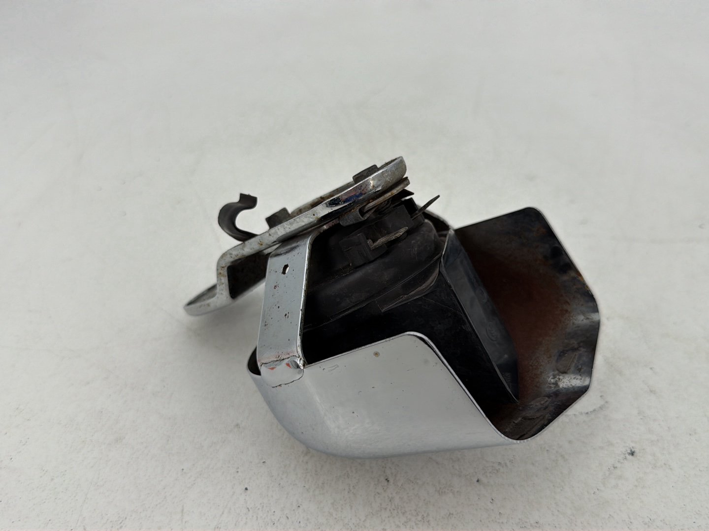 2007 - 2012 Harley-Davidson Touring Street Glide Horn Signal Klaxon Chrome Cover