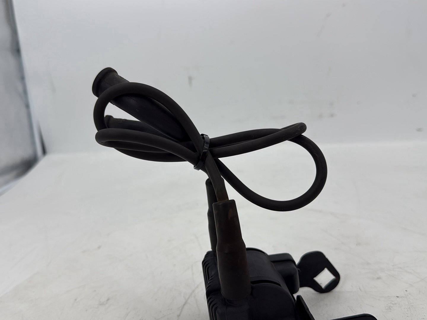 2007 - 2012 Harley-Davidson Touring Electra Glide Ultra Ignition Coil Spark Plugs Cable w/ Bracket